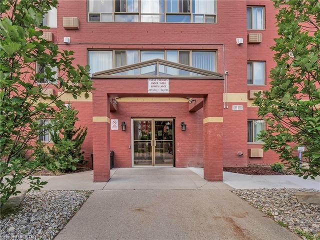 1002 - 95 Baseline Road West, House attached with 2 bedrooms, 2 bathrooms and 1 parking in London ON | Image 1