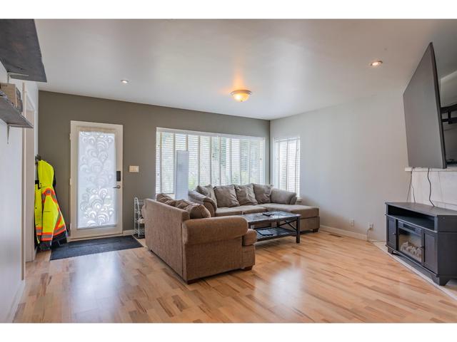 2624 Columbia Avenue, House detached with 3 bedrooms, 2 bathrooms and 6 parking in Castlegar BC | Image 9