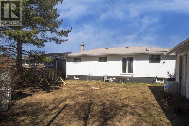 233 Carl Ave, House detached with 4 bedrooms, 2 bathrooms and null parking in Thunder Bay ON | Image 4