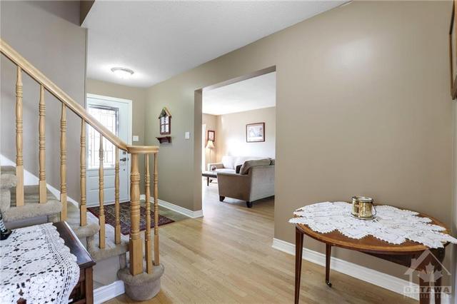 80 Hawk Crescent, House detached with 5 bedrooms, 4 bathrooms and 4 parking in Ottawa ON | Image 4