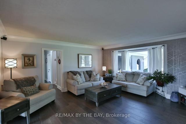52 Downer Cres, House detached with 4 bedrooms, 4 bathrooms and 9 parking in Wasaga Beach ON | Image 3
