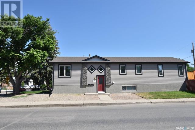 2077 Broder Street, House detached with 5 bedrooms, 3 bathrooms and null parking in Regina SK | Image 1