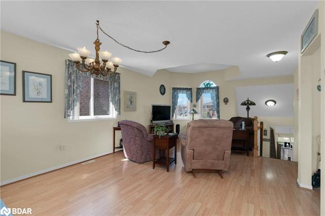 32 Dunsmore Lane, House detached with 4 bedrooms, 3 bathrooms and 6 parking in Barrie ON | Image 4