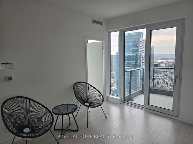 4302 - 55 Mercer St, Condo with 3 bedrooms, 2 bathrooms and 0 parking in Toronto ON | Image 3