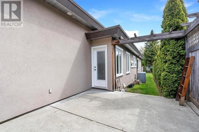 1705 De Sousa Pl, House detached with 4 bedrooms, 4 bathrooms and 2 parking in Saanich BC | Image 45
