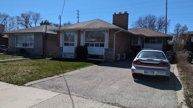 24 Bairstow Cres, House detached with 3 bedrooms, 2 bathrooms and 4 parking in Toronto ON | Image 1