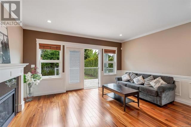 1705 De Sousa Pl, House detached with 4 bedrooms, 4 bathrooms and 2 parking in Saanich BC | Image 20