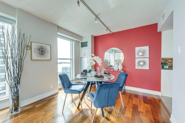 2207 - 77 Harbour Sq, Condo with 2 bedrooms, 2 bathrooms and 1 parking in Toronto ON | Image 34