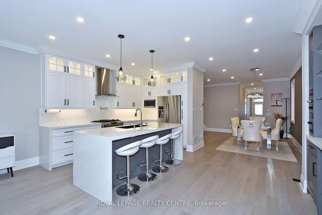 8 Catalpa Cres, House detached with 4 bedrooms, 4 bathrooms and 3 parking in Vaughan ON | Image 3
