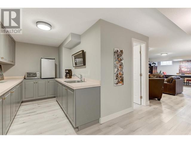 102 - 1885 Parkview Crescent, House attached with 4 bedrooms, 3 bathrooms and 4 parking in Kelowna BC | Image 31