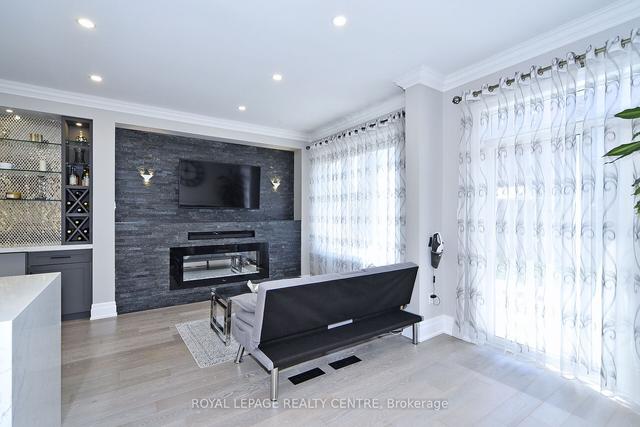 8 Catalpa Cres, House detached with 4 bedrooms, 4 bathrooms and 3 parking in Vaughan ON | Image 9