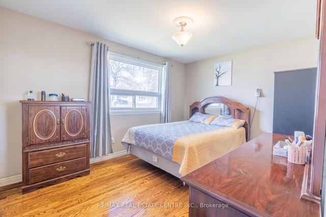 19 Netherly Dr, House detached with 3 bedrooms, 2 bathrooms and 3 parking in Toronto ON | Image 6