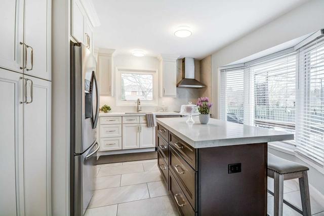 11 Belmont Crt, House detached with 3 bedrooms, 4 bathrooms and 4 parking in Whitby ON | Image 6