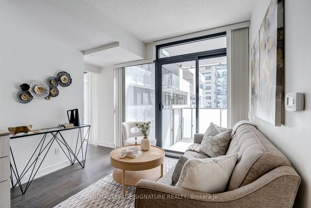 808 - 25 Richmond St E, Condo with 1 bedrooms, 2 bathrooms and 0 parking in Toronto ON | Image 2