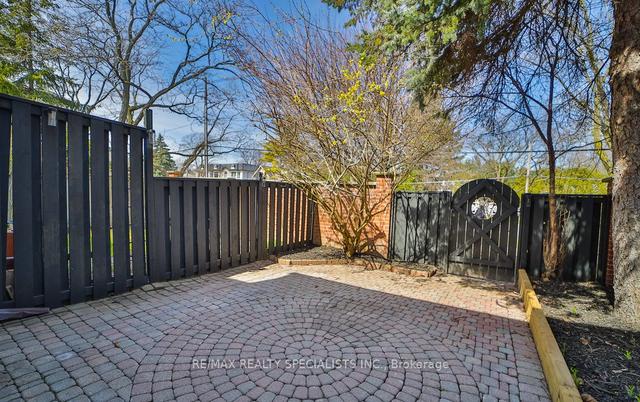 2094 Lakeshore Rd W, Townhouse with 4 bedrooms, 3 bathrooms and 1 parking in Oakville ON | Image 32
