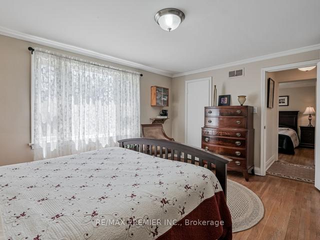 93 Black Creek Blvd, House detached with 4 bedrooms, 2 bathrooms and 4 parking in Toronto ON | Image 6