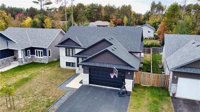 38 Liam Street, House detached with 4 bedrooms, 3 bathrooms and 4 parking in Petawawa ON | Image 2