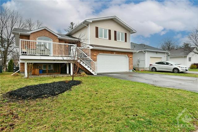 34 Fairview Crescent, House detached with 3 bedrooms, 3 bathrooms and 4 parking in Arnprior ON | Image 2