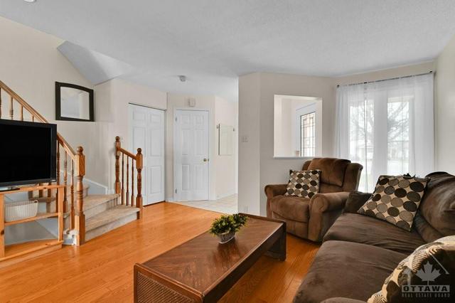 124 Montana Way, Townhouse with 3 bedrooms, 2 bathrooms and 3 parking in Ottawa ON | Image 5
