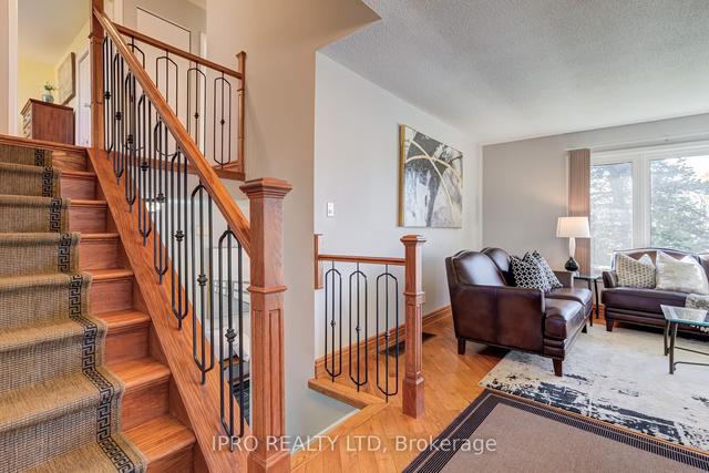 16 Jerome Cres, House detached with 3 bedrooms, 2 bathrooms and 7 parking in Brampton ON | Image 3