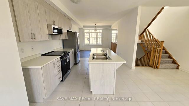 59 Selfridge Way, Townhouse with 3 bedrooms, 3 bathrooms and 2 parking in Whitby ON | Image 3