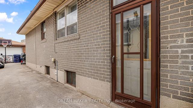 28 Gravenhurst Ave, House semidetached with 4 bedrooms, 4 bathrooms and 7 parking in Toronto ON | Image 11