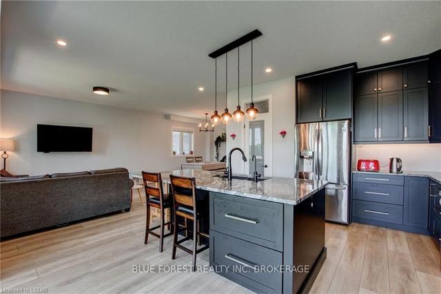 2 - 2810 Sheffield Pl, Condo with 5 bedrooms, 3 bathrooms and 4 parking in London ON | Image 2