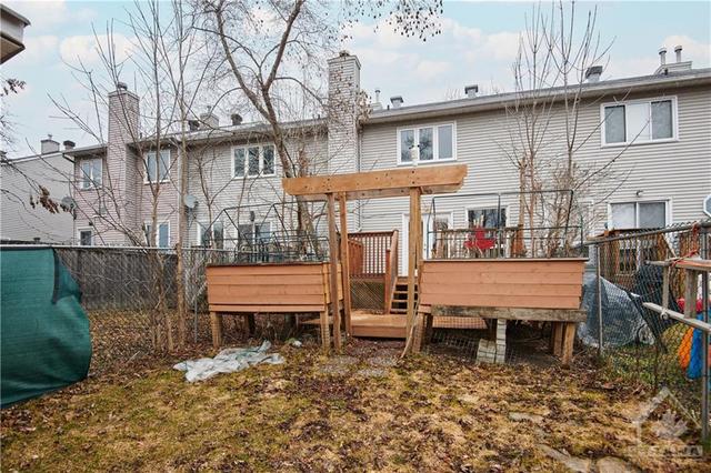 1551 Briarfield Crescent, Townhouse with 3 bedrooms, 2 bathrooms and 3 parking in Ottawa ON | Image 29