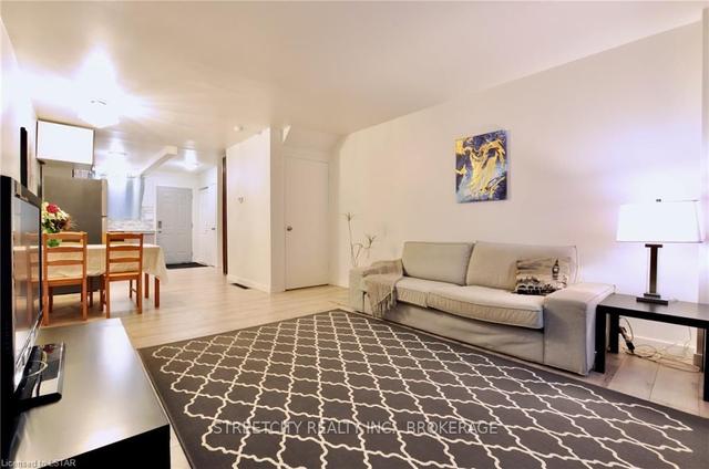 91 Toulon Cres, Townhouse with 2 bedrooms, 2 bathrooms and 1 parking in London ON | Image 17