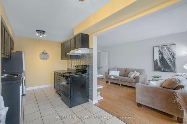 47 Michael Cres, House attached with 3 bedrooms, 3 bathrooms and 3 parking in Barrie ON | Image 5