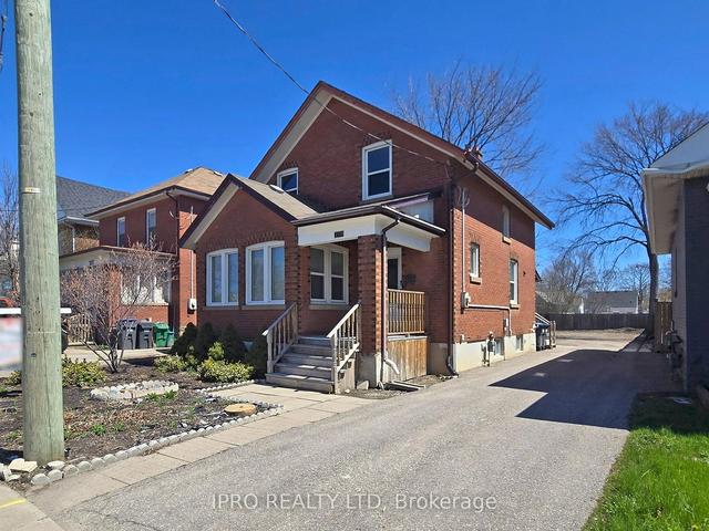 219 Queen St W, House detached with 2 bedrooms, 2 bathrooms and 6 parking in Brampton ON | Image 1
