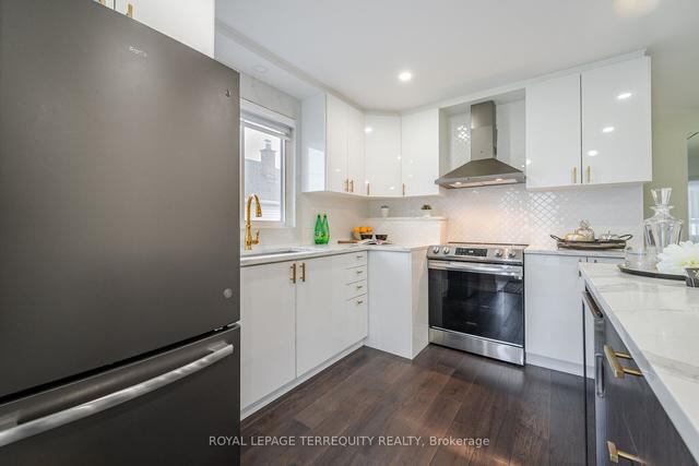 209 Pellatt Ave S, House semidetached with 3 bedrooms, 3 bathrooms and 7 parking in Toronto ON | Image 33