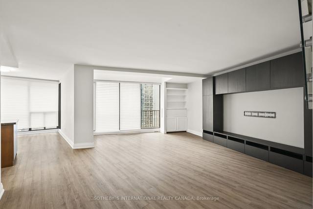 2208 - 33 Harbour Sq, Condo with 2 bedrooms, 3 bathrooms and 1 parking in Toronto ON | Image 28