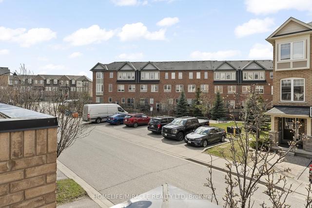 80 Magdalene Cres, House attached with 3 bedrooms, 3 bathrooms and 3 parking in Brampton ON | Image 3