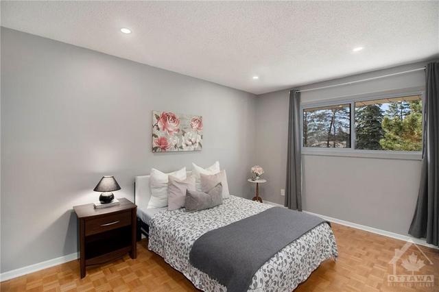 10 Selwyn Crescent, House detached with 5 bedrooms, 3 bathrooms and 6 parking in Ottawa ON | Image 24