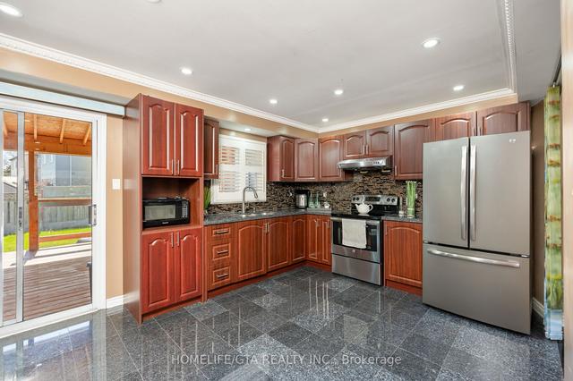 8 Usherwood Crt, House detached with 3 bedrooms, 3 bathrooms and 3 parking in Toronto ON | Image 2