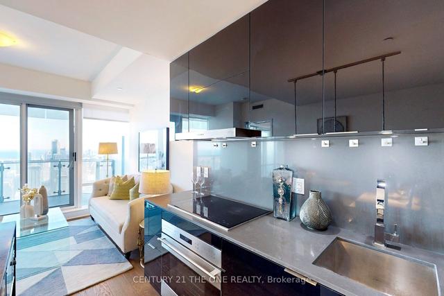 6705 - 1 Bloor St E, Condo with 1 bedrooms, 2 bathrooms and 1 parking in Toronto ON | Image 3