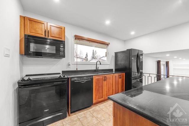 579 Duff Crescent, House detached with 4 bedrooms, 3 bathrooms and 6 parking in Ottawa ON | Image 8