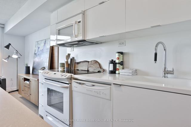 2015 - 21 Iceboat Terr, Condo with 1 bedrooms, 1 bathrooms and 1 parking in Toronto ON | Image 3