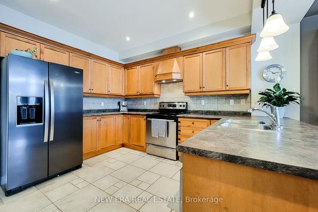 139 Tanglewood Dr, House attached with 3 bedrooms, 3 bathrooms and 3 parking in Hamilton ON | Image 3