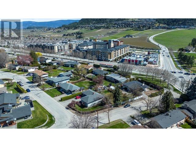 703 Glenburn Street, House detached with 5 bedrooms, 2 bathrooms and null parking in Kelowna BC | Image 6