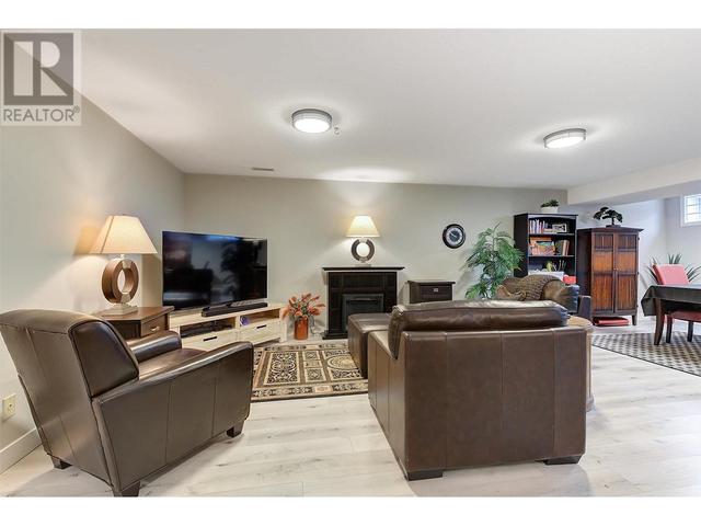 102 - 1885 Parkview Crescent, House attached with 4 bedrooms, 3 bathrooms and 4 parking in Kelowna BC | Image 33