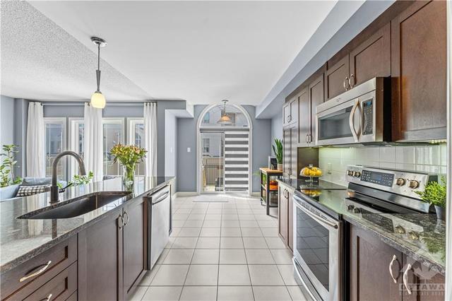 233 Gossamer Street, Townhouse with 3 bedrooms, 3 bathrooms and 3 parking in Ottawa ON | Image 8
