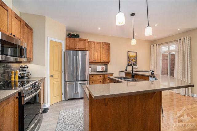 6084 North Bluff Drive, Townhouse with 2 bedrooms, 3 bathrooms and 3 parking in Ottawa ON | Image 6