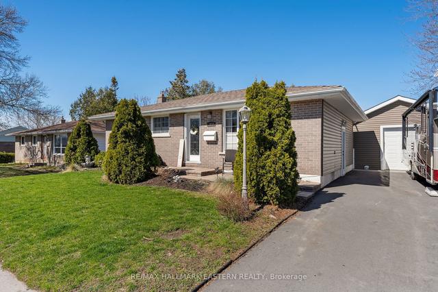 1015 St Pauls St, House detached with 2 bedrooms, 2 bathrooms and 5 parking in Peterborough ON | Image 12