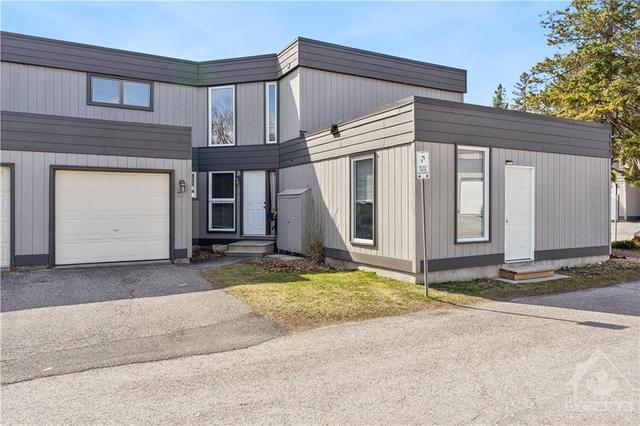 71 Compata Way, Townhouse with 4 bedrooms, 2 bathrooms and 2 parking in Ottawa ON | Image 2