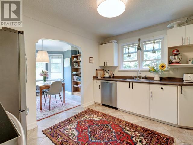 2811 Austin Ave, House detached with 3 bedrooms, 2 bathrooms and 3 parking in Saanich BC | Image 4