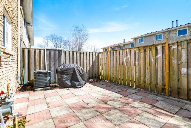 17 Robbie Cres, Townhouse with 3 bedrooms, 2 bathrooms and 2 parking in Ajax ON | Image 29