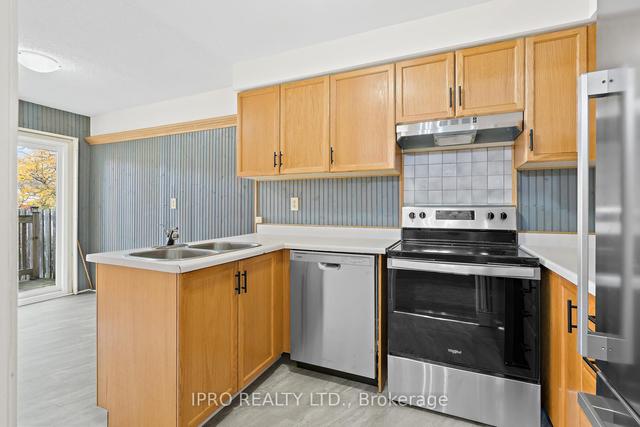 7 - 4 Farnham Dr, Townhouse with 3 bedrooms, 3 bathrooms and 2 parking in Brampton ON | Image 7