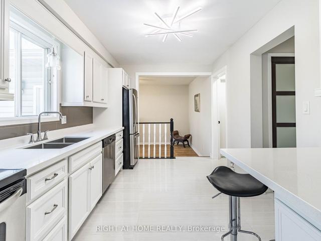 24 The Meadows St, House detached with 3 bedrooms, 2 bathrooms and 1 parking in St. Catharines ON | Image 3